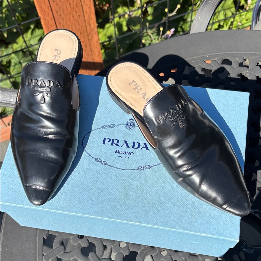 Prada Calzature Spazzolato in Nero. Perfect for Autumn!